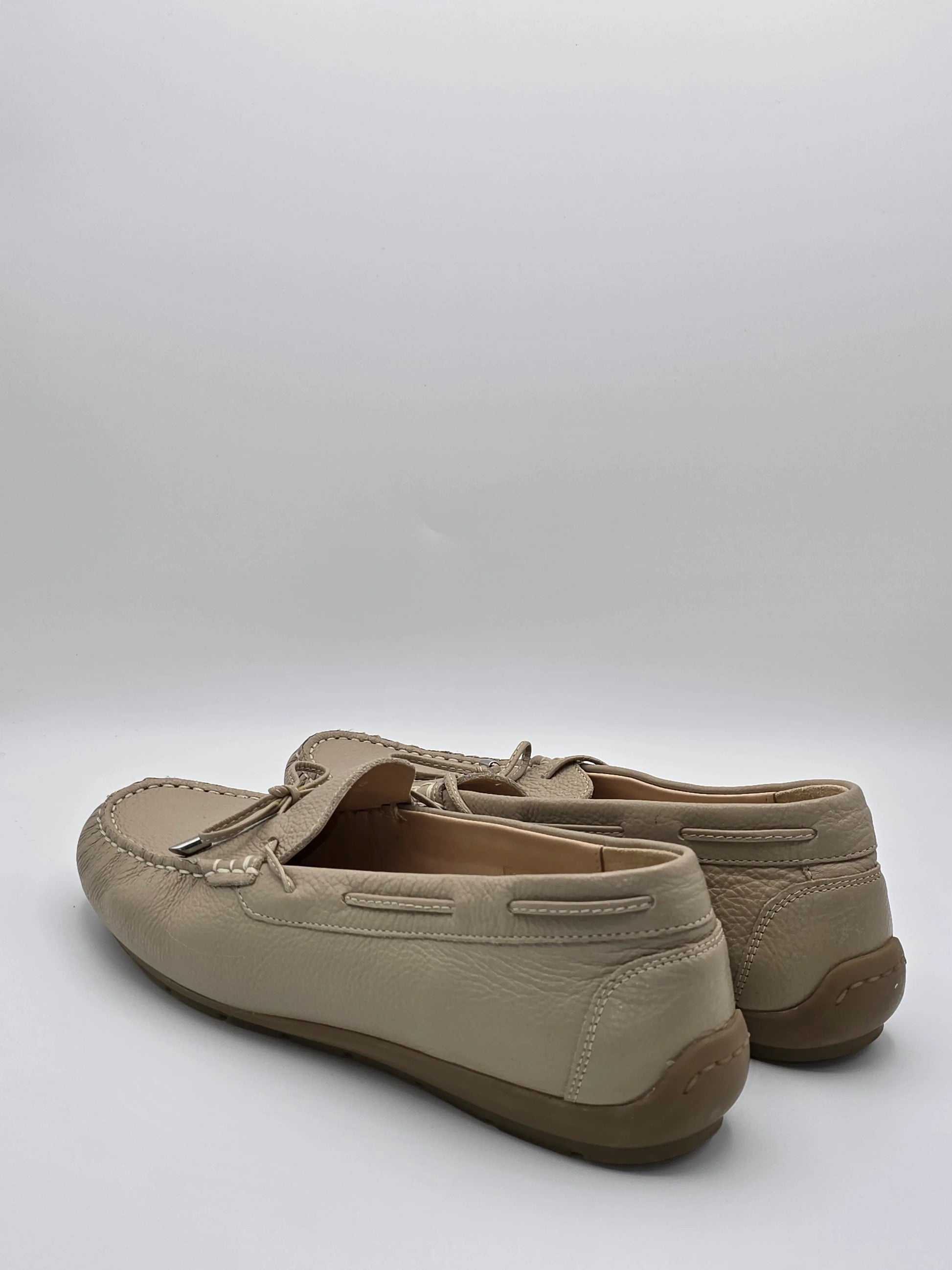 Beige Mokassins aus Leder für Damen, nachhaltige Schuhe, Rückansicht, modisches Design