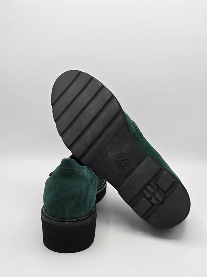 Grüne Wildleder-Schuhe mit schwarzer Profilsohle, nachhaltige Mode auf weißem Hintergrund