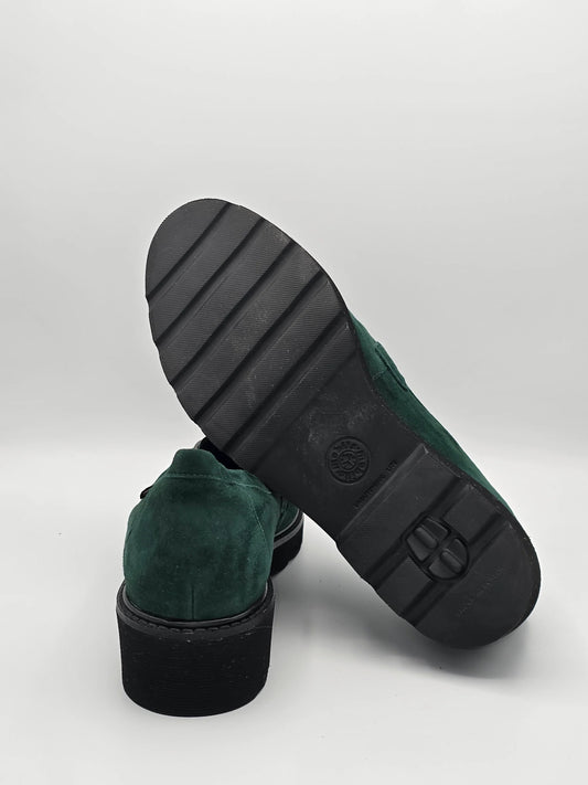 Grüne Wildleder-Schuhe mit schwarzer Profilsohle, nachhaltige Mode auf weißem Hintergrund