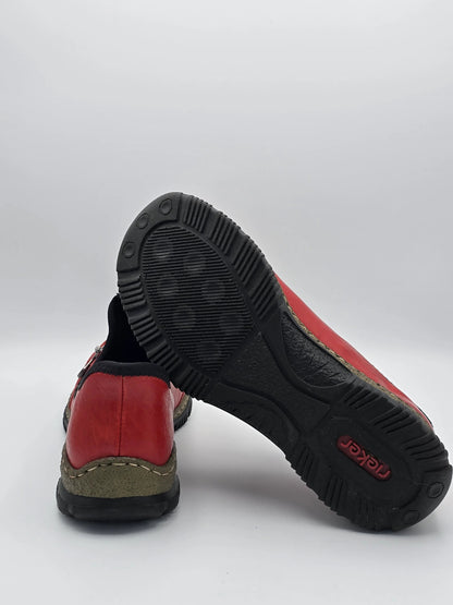 Rote Damen-Slipper mit schwarzer Sohle, nachhaltige Lederschuhe, Modefoto auf weißem Hintergrund.