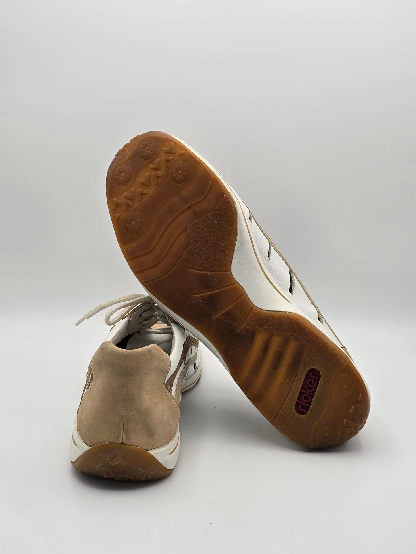 Beige Sneaker mit weiß-brauner Gummisohle, Rieker Logo, nachhaltige Mode Schuhe