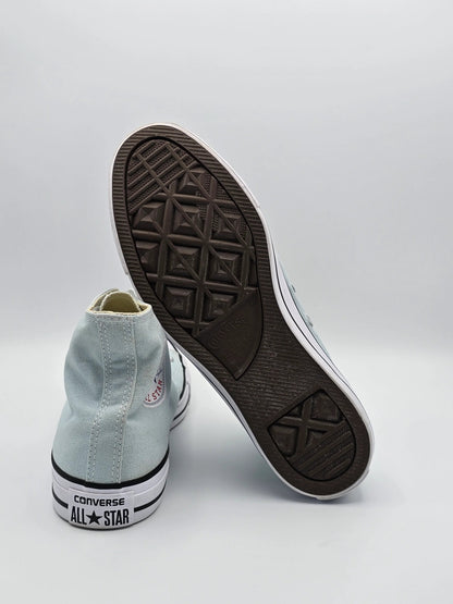 Hellblaue High-Top Sneaker Mode Schuhe, nachhaltige Mode, weiße Sohle, moderner Stil