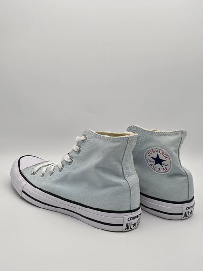 Weiße High-Top Sneaker aus Canvas mit Schnürung und All Star Logo auf weißem Hintergrund.