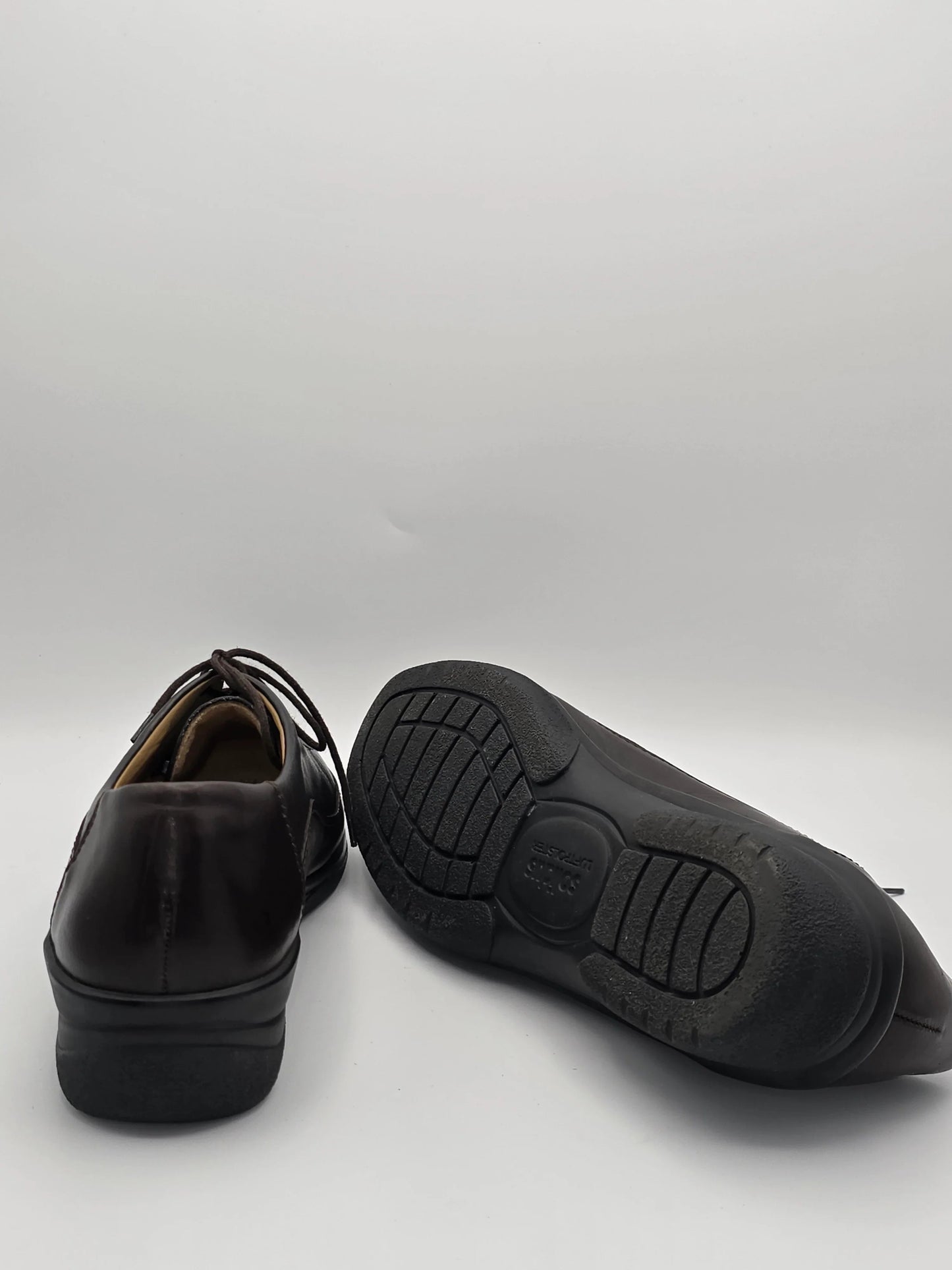 Braune Herrenschuhe aus Leder mit robuster Sohle, elegante Mode, nachhaltige Schuhe