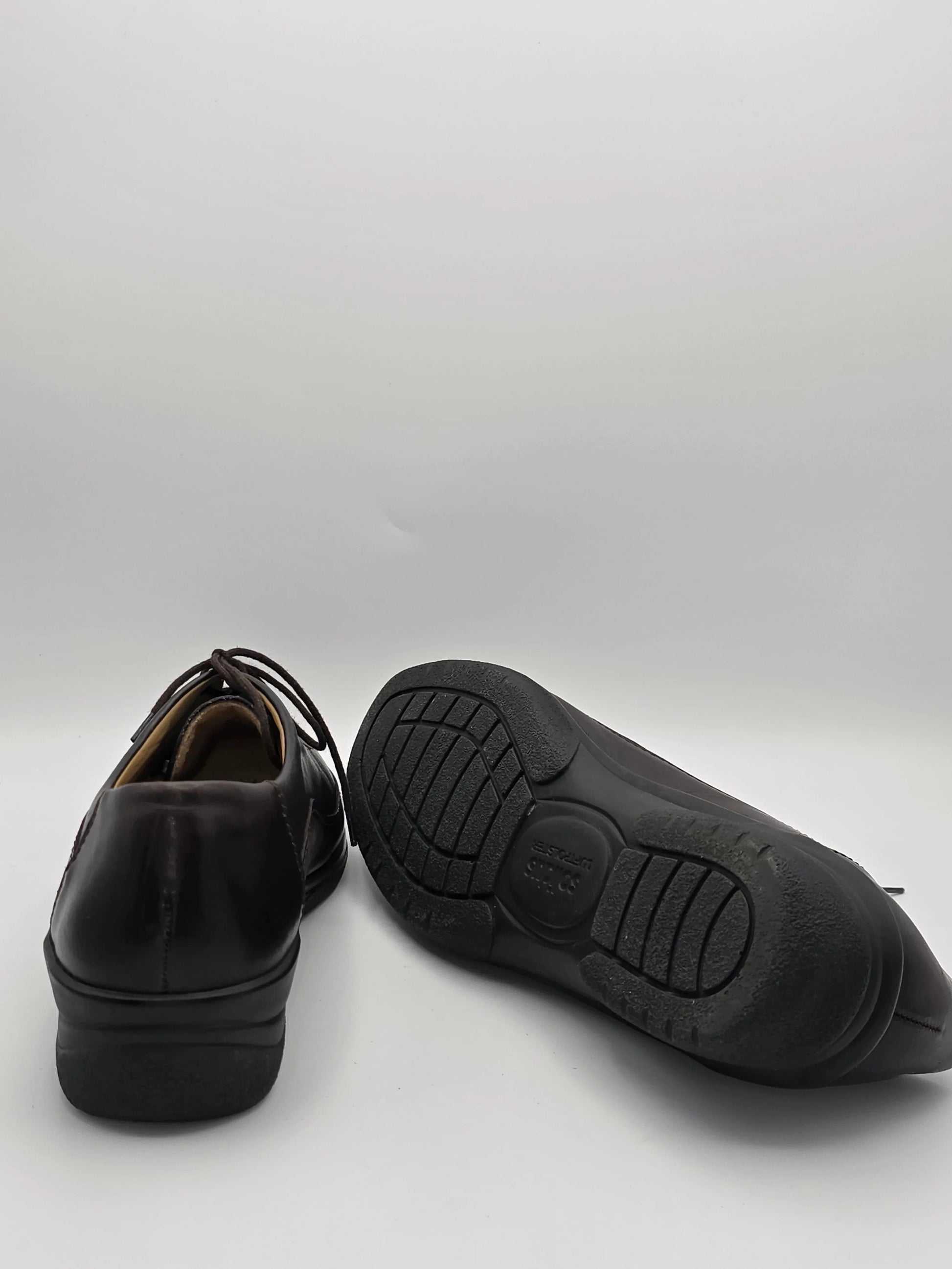 Braune Herrenschuhe aus Leder mit robuster Sohle, elegante Mode, nachhaltige Schuhe