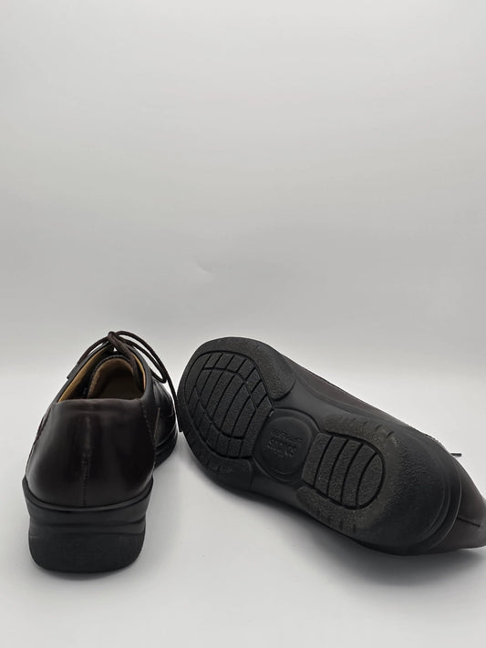 Braune Herrenschuhe aus Leder mit robuster Sohle, elegante Mode, nachhaltige Schuhe