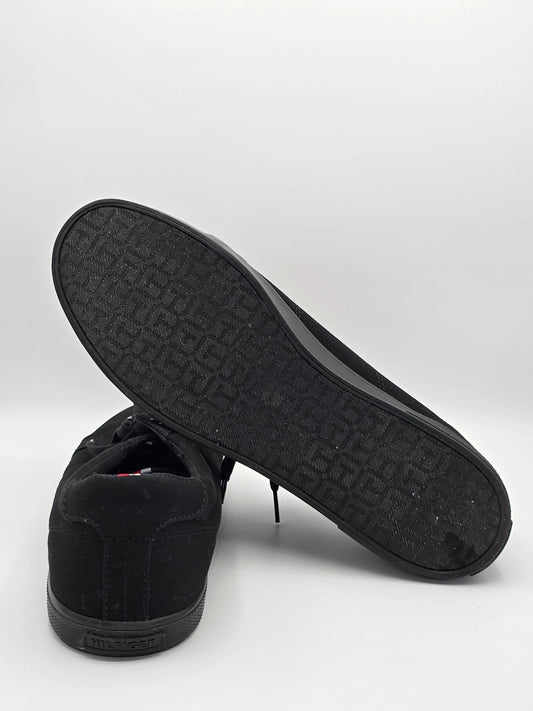 Schwarze Sneaker mit strukturierter Sohle, modernes Design, nachhaltige Mode Schuhe