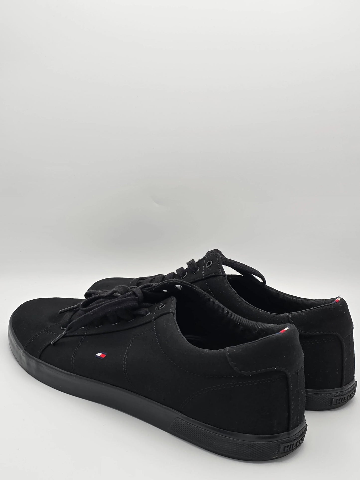 Schwarze Sneaker aus Stoff mit dezenter Logo-Flagge, nachhaltige Mode Schuhe