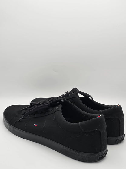 Schwarze Sneaker aus Stoff mit dezenter Logo-Flagge, nachhaltige Mode Schuhe