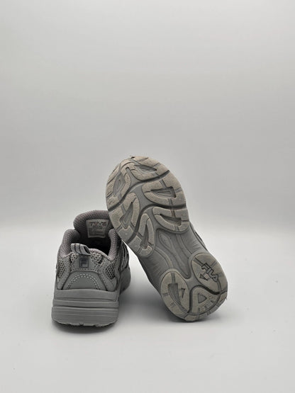 Grau Sneaker Paar aus Mesh und Kunstleder, Rück- und Sohlenansicht auf weißem Hintergrund