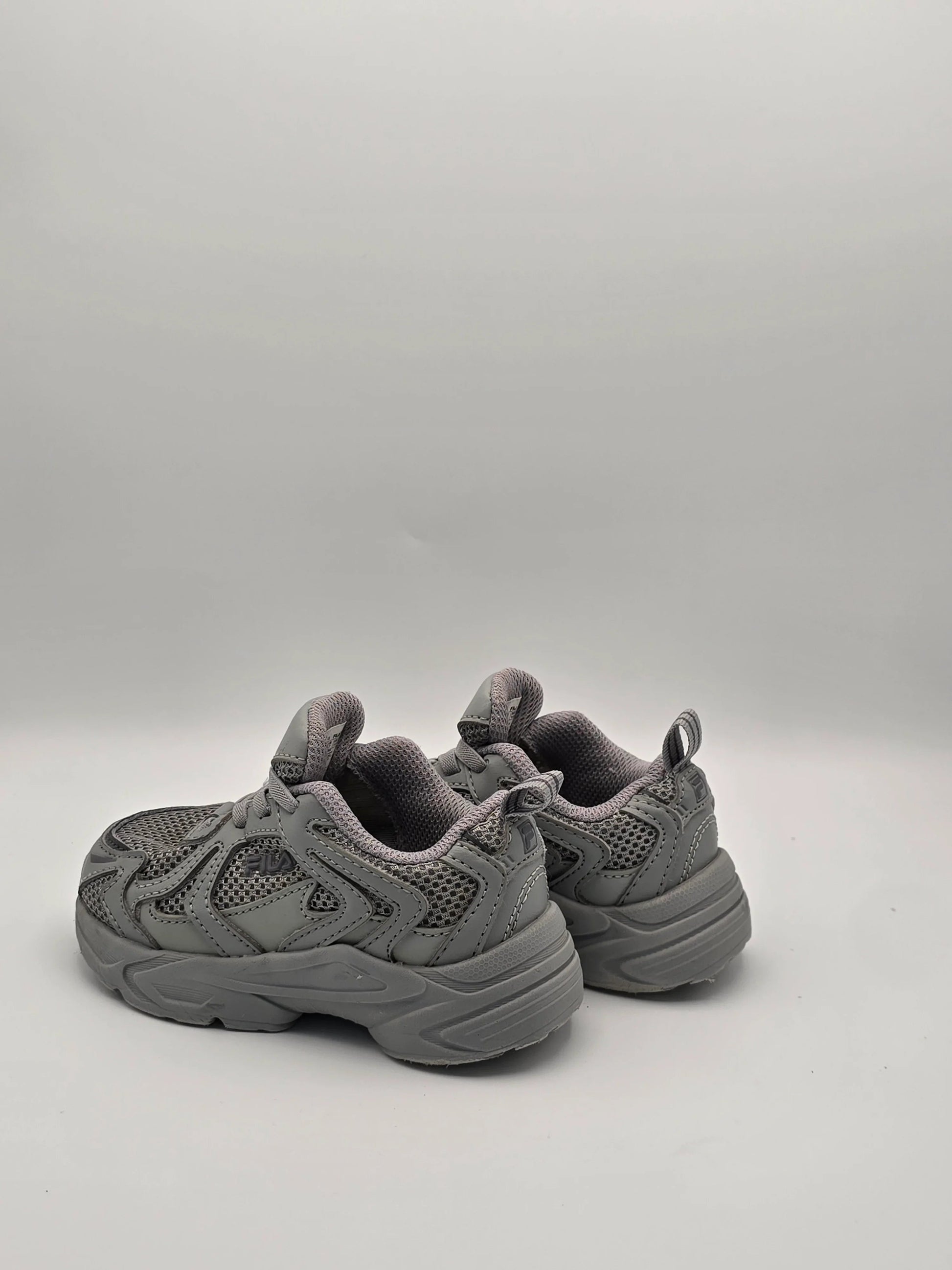 Graue Sneaker mit Mesh-Einsätzen, sportliches Design, Mode Schuhe vor weißem Hintergrund