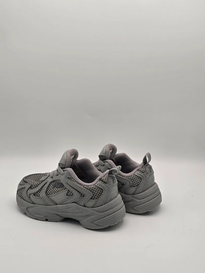 Graue Sneaker mit Mesh-Einsätzen, sportliches Design, Mode Schuhe vor weißem Hintergrund