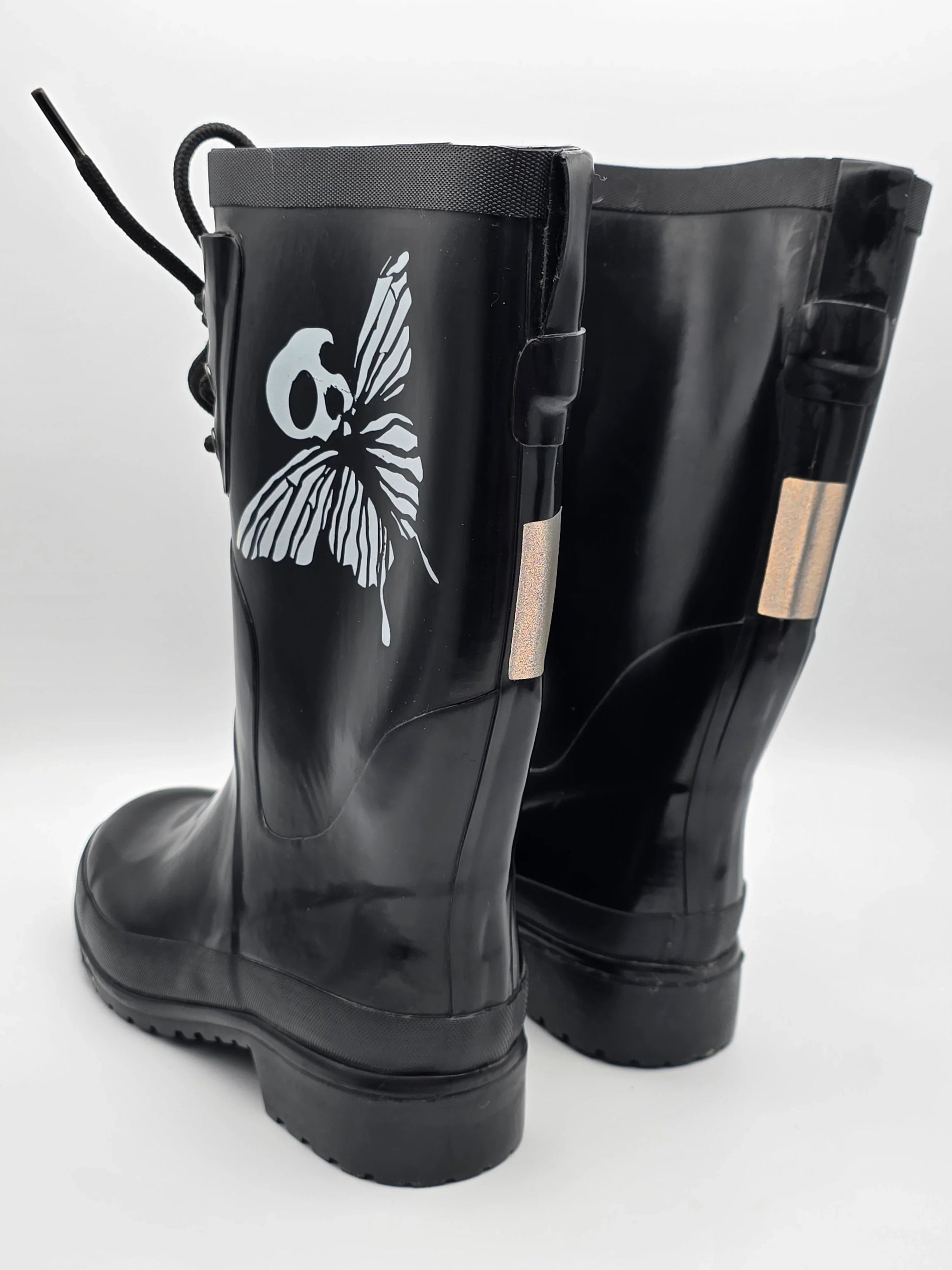 Schwarze Gummistiefel mit weißem Totenkopf-Schmetterling-Motiv, nachhaltige Mode
