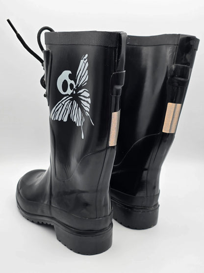 Schwarze Gummistiefel mit weißem Totenkopf-Schmetterling-Motiv, nachhaltige Mode