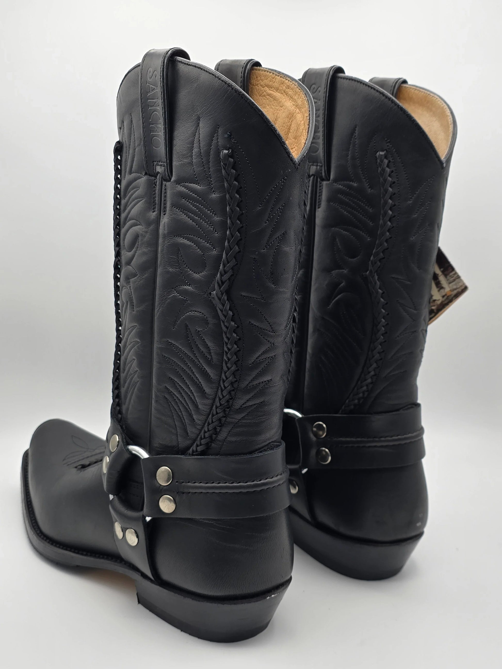Schwarze Cowboy-Boots aus Leder mit Ziernähten und stabiler Sohle, modisch und robust