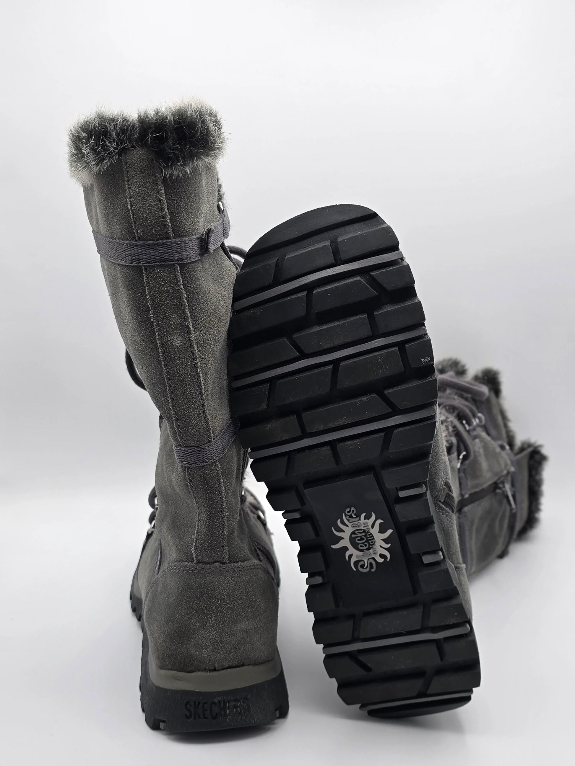 Graue Winterstiefel mit Fellrand und Profilsohle, Damenstiefel, hochwertige Mode