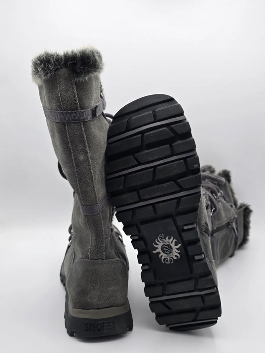 Graue Winterstiefel mit Fellrand und Profilsohle, Damenstiefel, hochwertige Mode