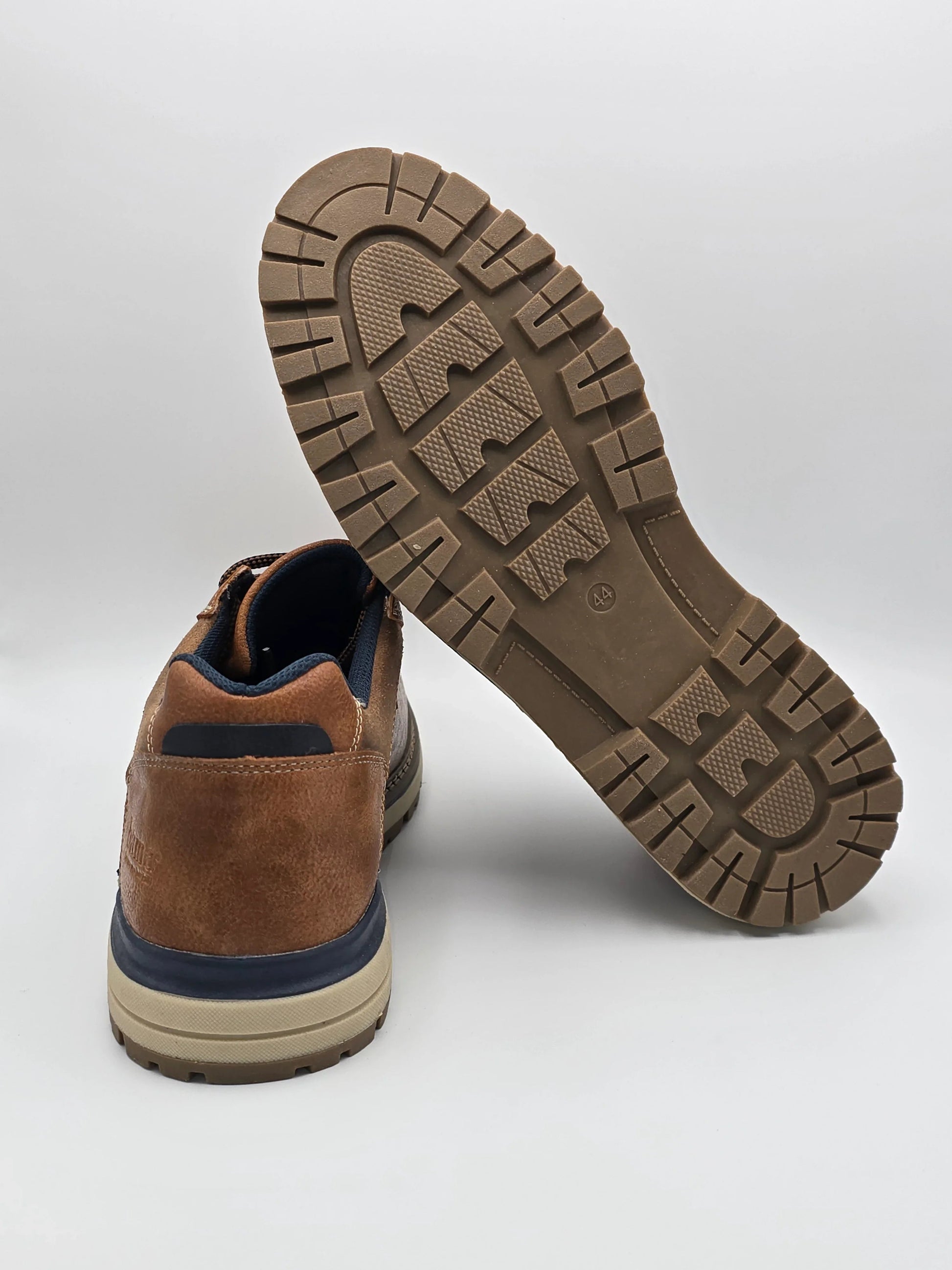 Brauner Herrenschuh mit Profilsohle, nachhaltige Mode, seitliche und Sohlenansicht