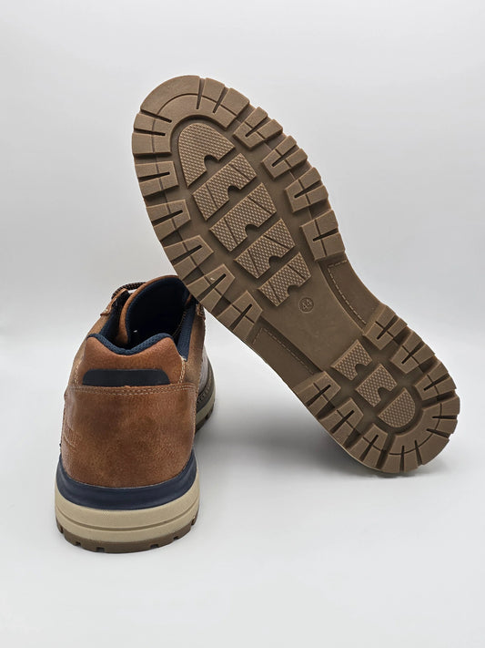 Brauner Herrenschuh mit Profilsohle, nachhaltige Mode, seitliche und Sohlenansicht