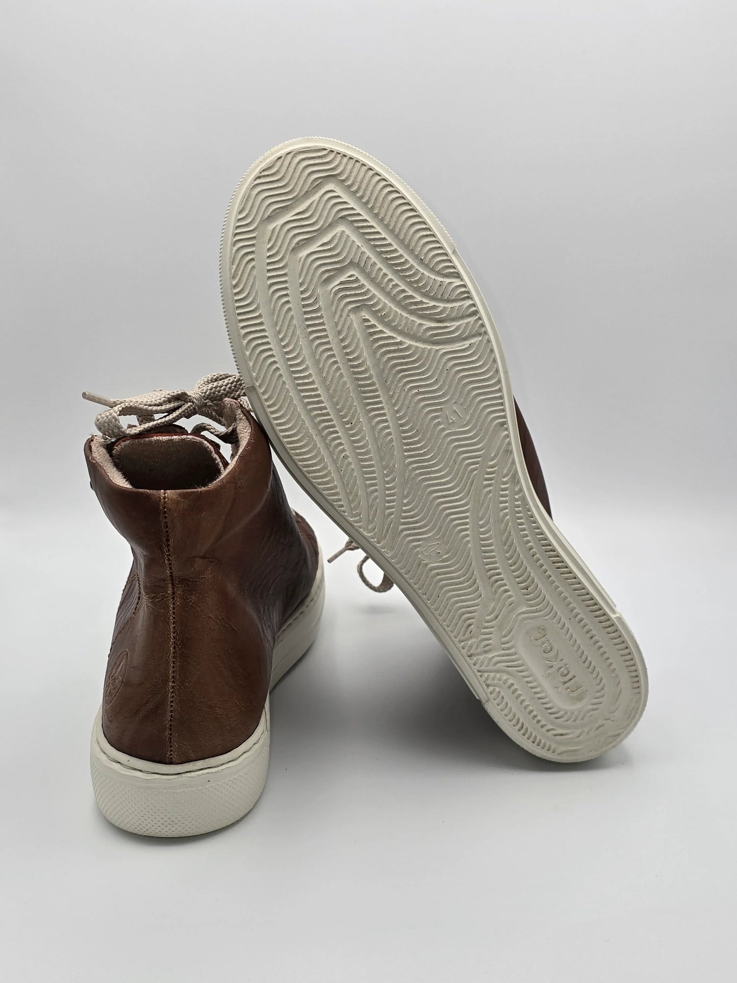 Brauner Sneaker mit weißer Sohle, nachhaltige Mode, modernes Schuhdesign