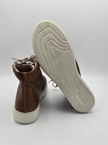 Brauner Sneaker mit weißer Sohle, nachhaltige Mode, modernes Schuhdesign