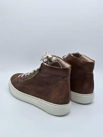 Braune Sneaker aus Leder mit weißen Sohlen und Schnürsenkeln, seitlicher Reißverschluss, Mode Schuhe
