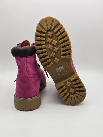 Pinkfarbene Stiefeletten aus Leder mit grober Profilsohle auf weißem Hintergrund, nachhaltige Mode