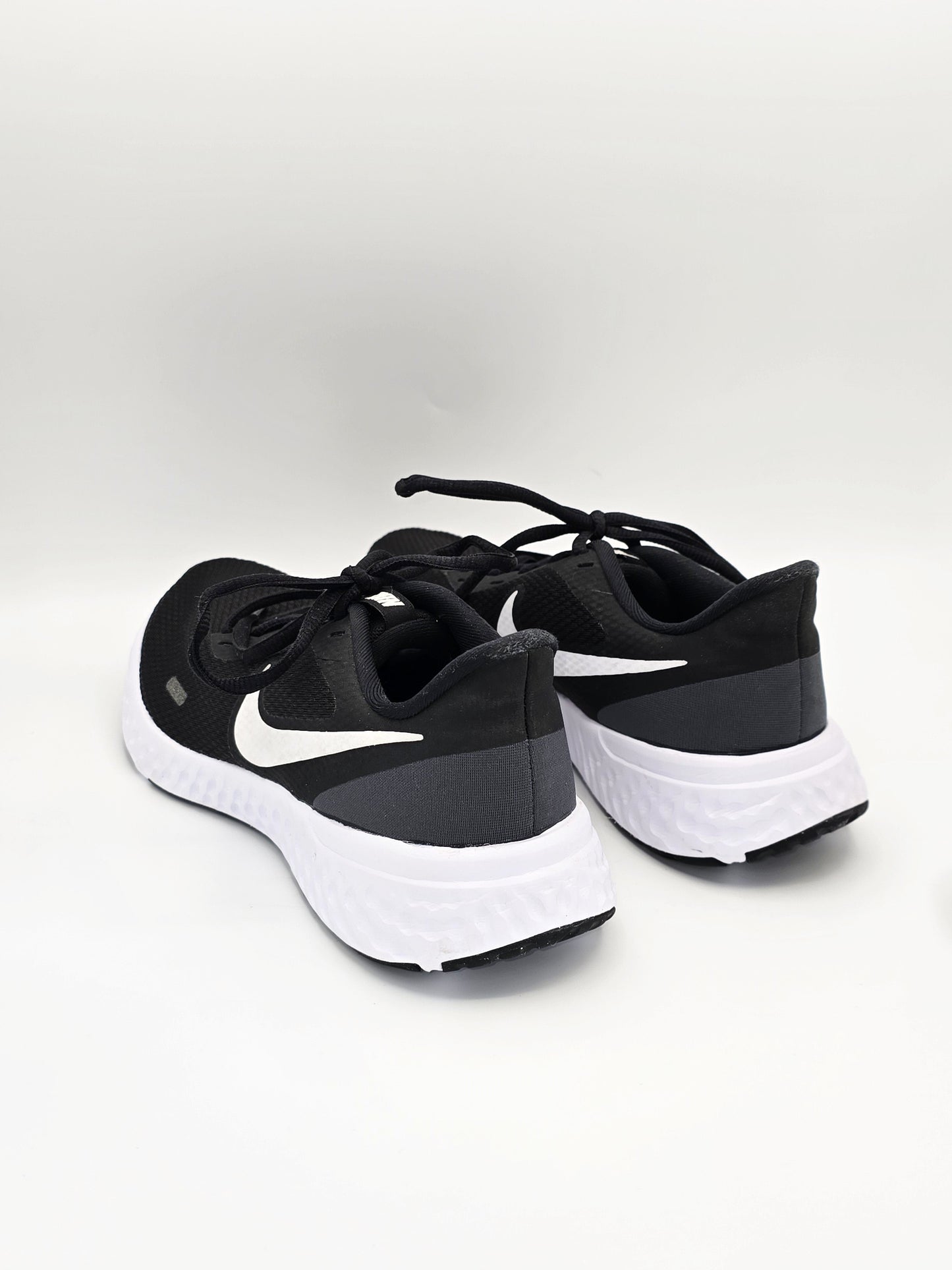 Nike Revolution Sneaker Schwarz – Damen Laufschuhe (Gr. 39)