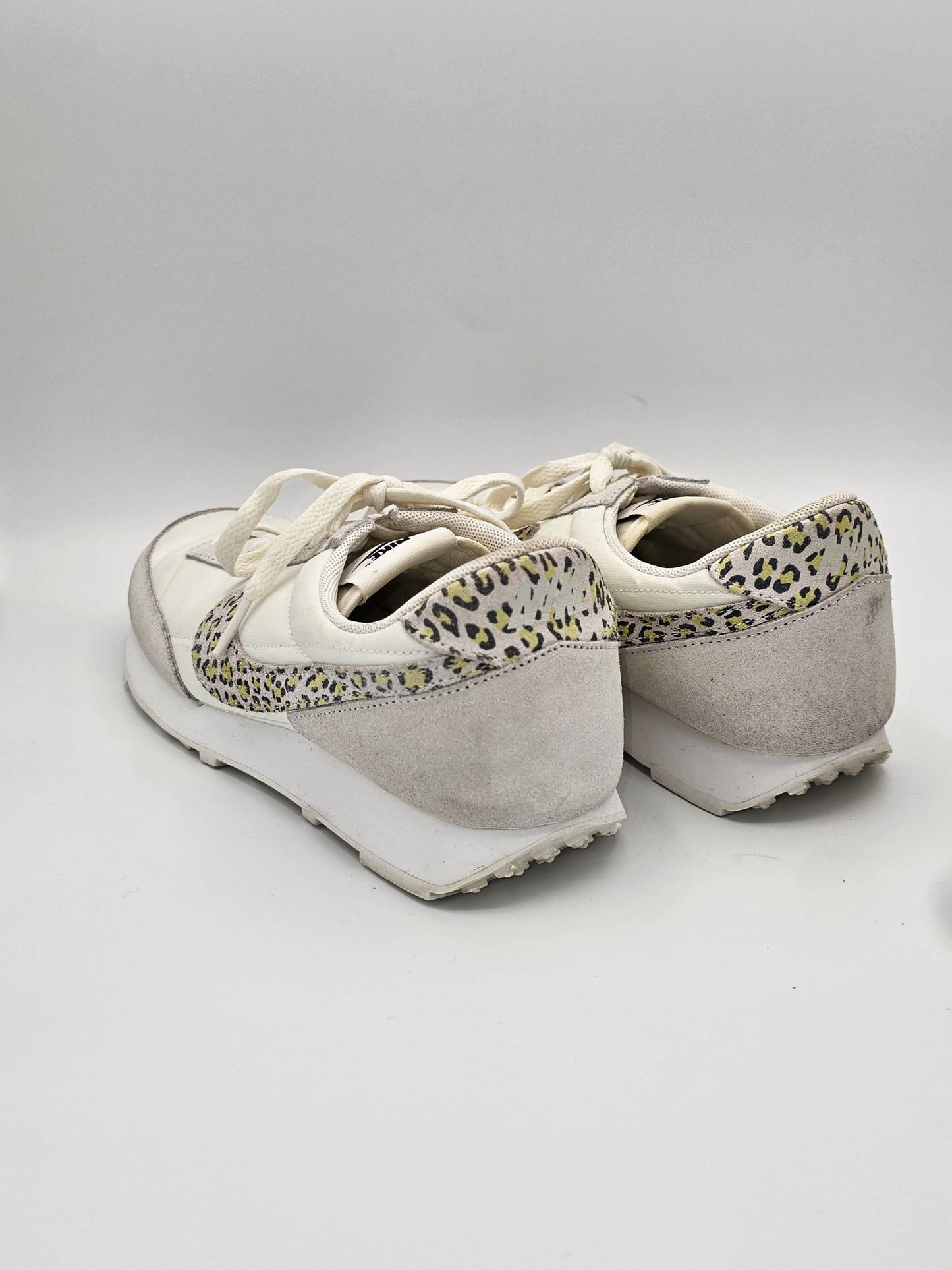 Nike Sneaker Beige Leo – Damen Retro Schuhe (Gr. 39)