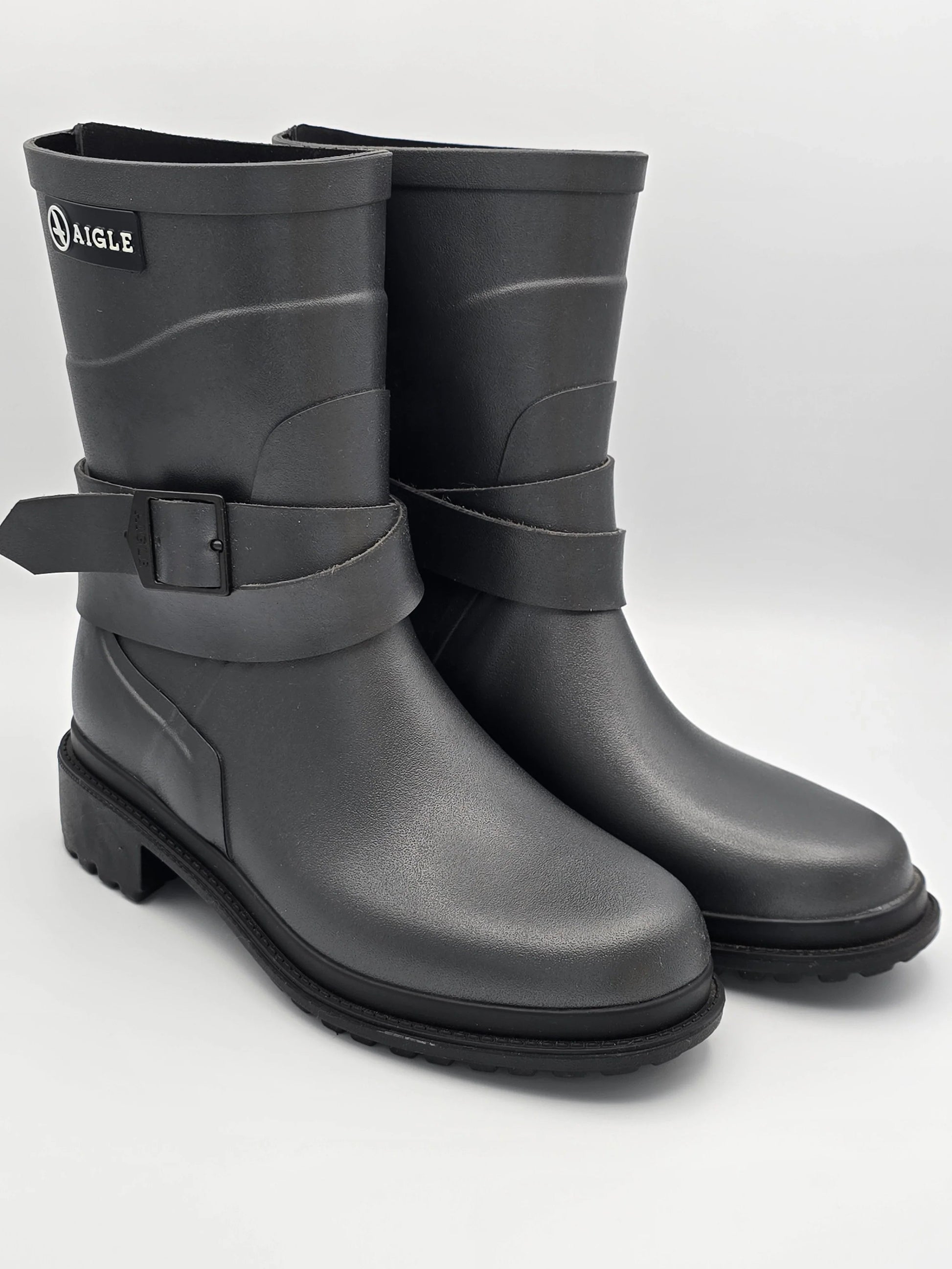 Damen Gummistiefel schwarz, matte Optik, seitliche Schnalle, nachhaltige Mode