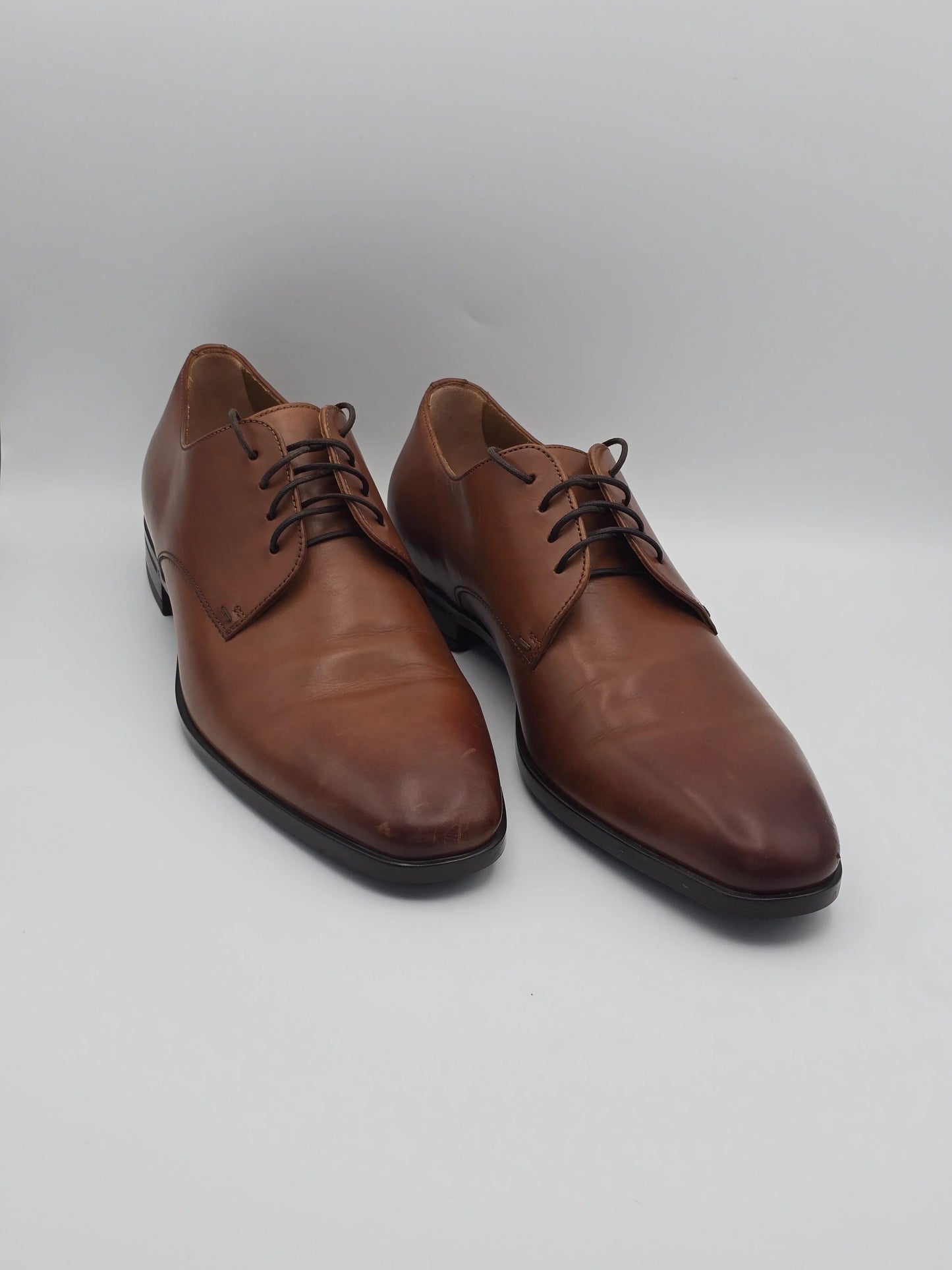 Elegante braune Herren Lederschuhe mit Schnürung auf weißem Hintergrund, Business Mode