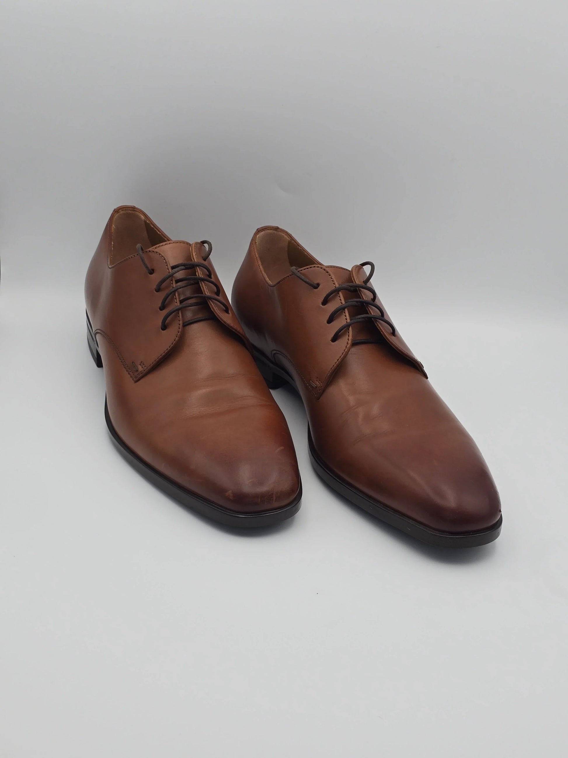 Elegante braune Herren Lederschuhe mit Schnürung auf weißem Hintergrund, Business Mode