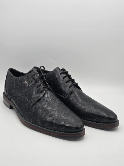 Elegante schwarze Herren Schnürschuhe mit Leder-Prägung, Businessschuhe vor weißem Hintergrund