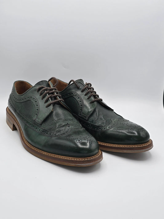 Grüne Herren Brogue Lederschuhe mit Lochmuster und brauner Sohle, stilvoll und elegant