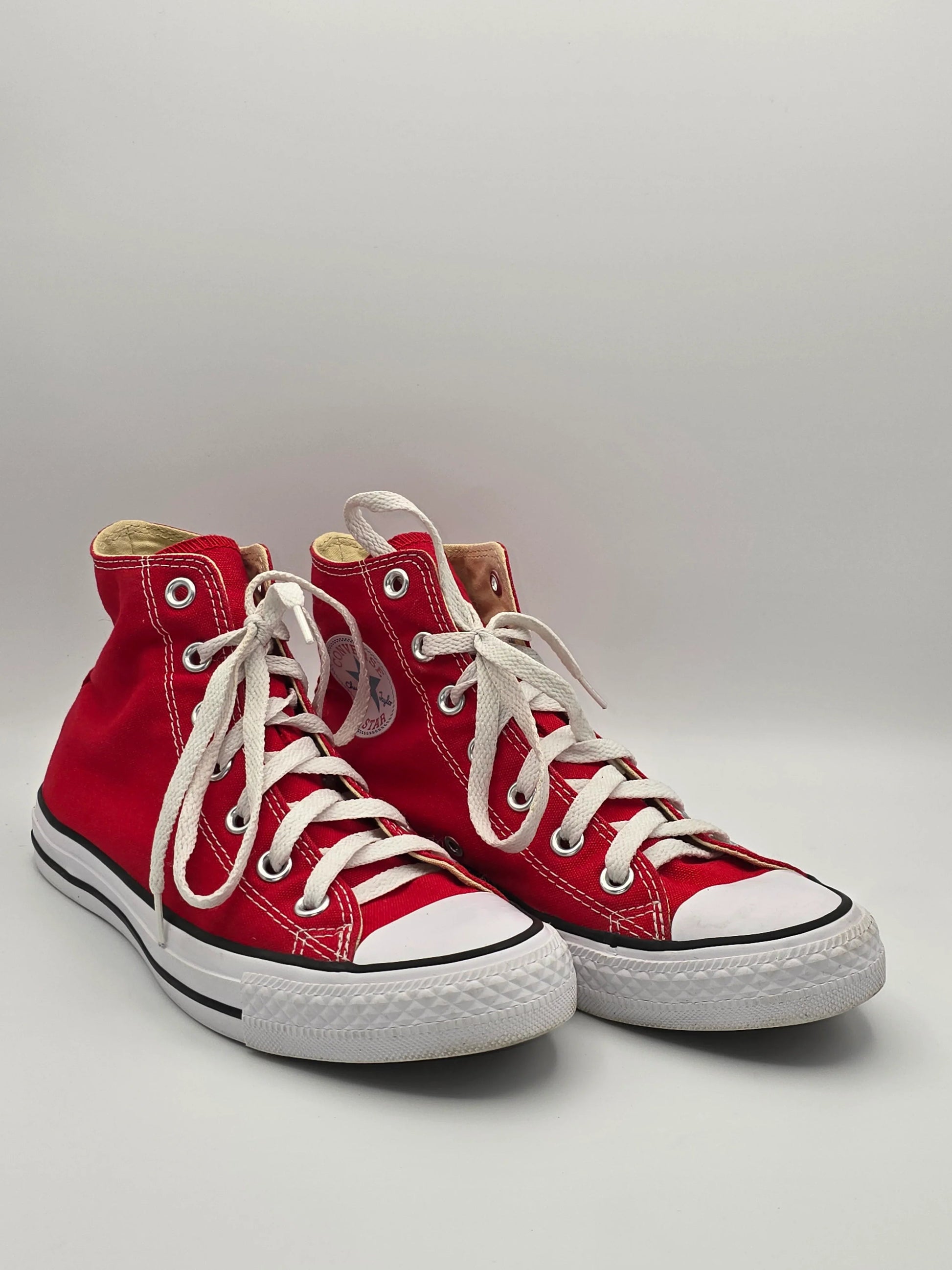 Rote High Top Sneaker in Größe 38 mit weißen Schnürsenkeln auf weißem Hintergrund