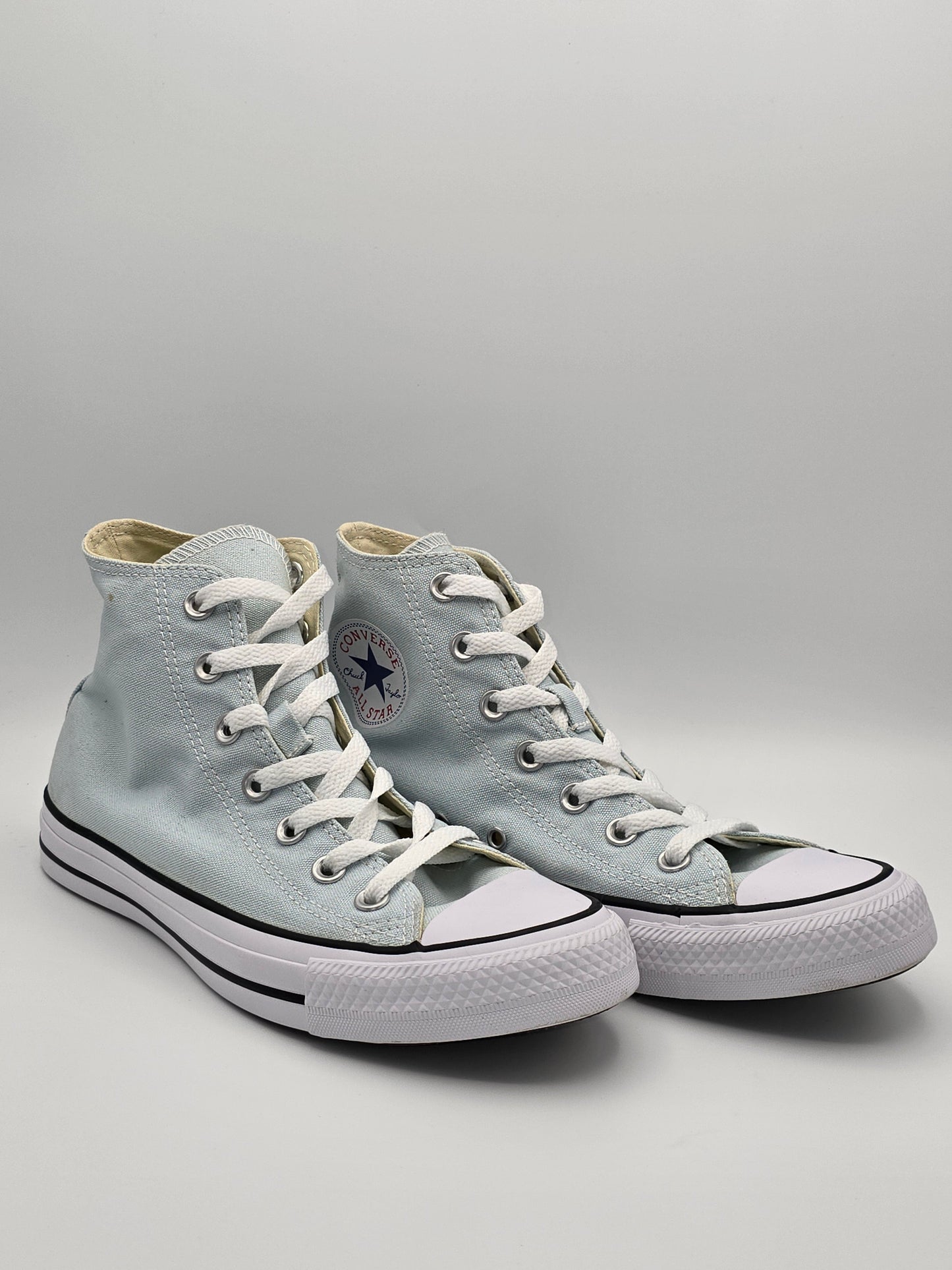 Weiße High-Top-Sneaker Größe 39 aus Canvas mit Schnürsenkeln auf hellem Hintergrund