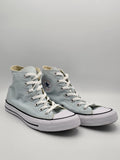 Weiße High-Top-Sneaker Größe 39 aus Canvas mit Schnürsenkeln auf hellem Hintergrund