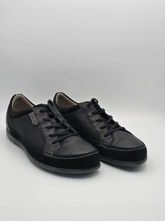 Schwarze Herrenschuhe aus Leder mit Schnürung, modern und elegant, auf weißem Hintergrund