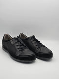 Schwarze Herrenschuhe aus Leder mit Schnürung, modern und elegant, auf weißem Hintergrund