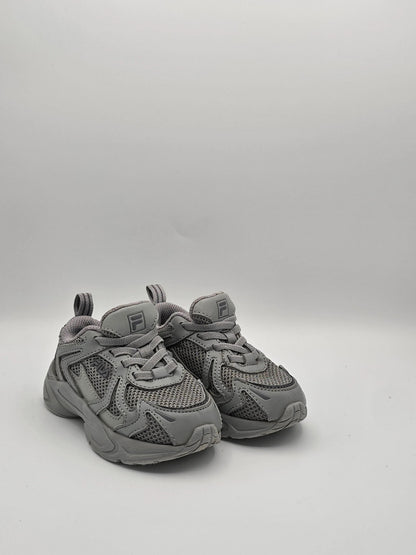 Graue Sneaker aus Mesh und Kunstleder mit Profilsohle, sportlicher Unisex-Schuh auf weißem Hintergrund