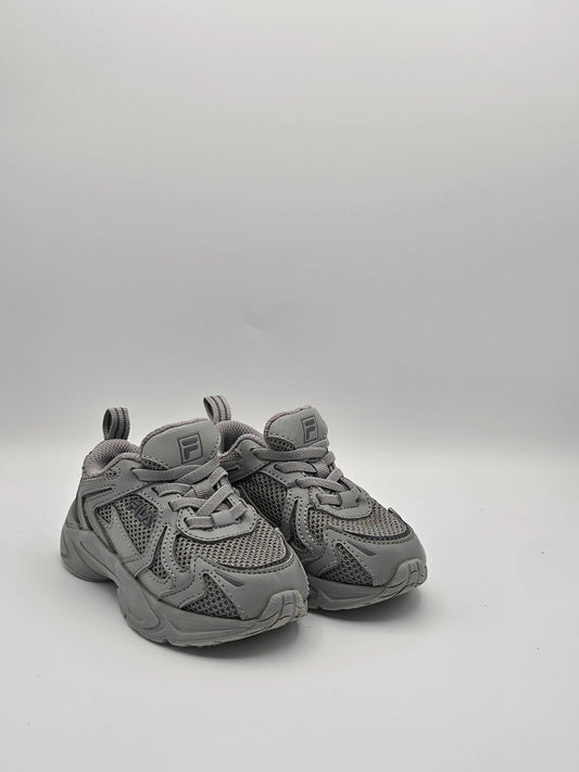 Graue Sneaker aus Mesh und Kunstleder mit Profilsohle, sportlicher Unisex-Schuh auf weißem Hintergrund