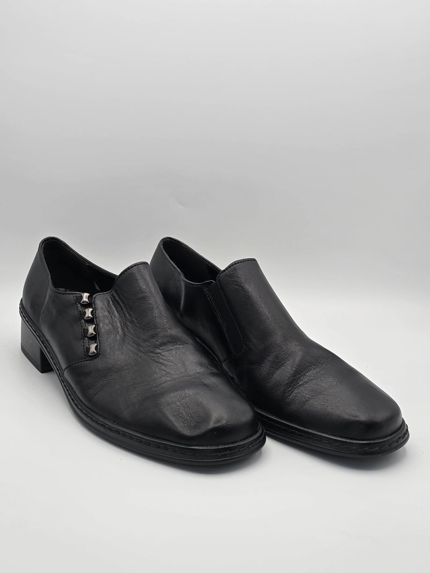 Schwarze Leder-Slipper für Damen mit Blockabsatz und Nieten-Detail, nachhaltige Mode