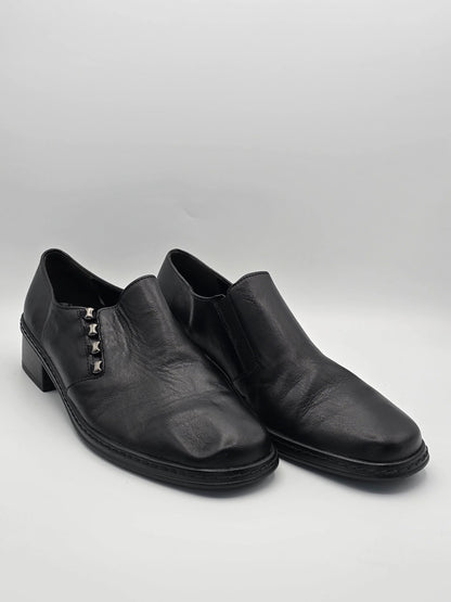 Schwarze Leder-Slipper für Damen mit Blockabsatz und Nieten-Detail, nachhaltige Mode