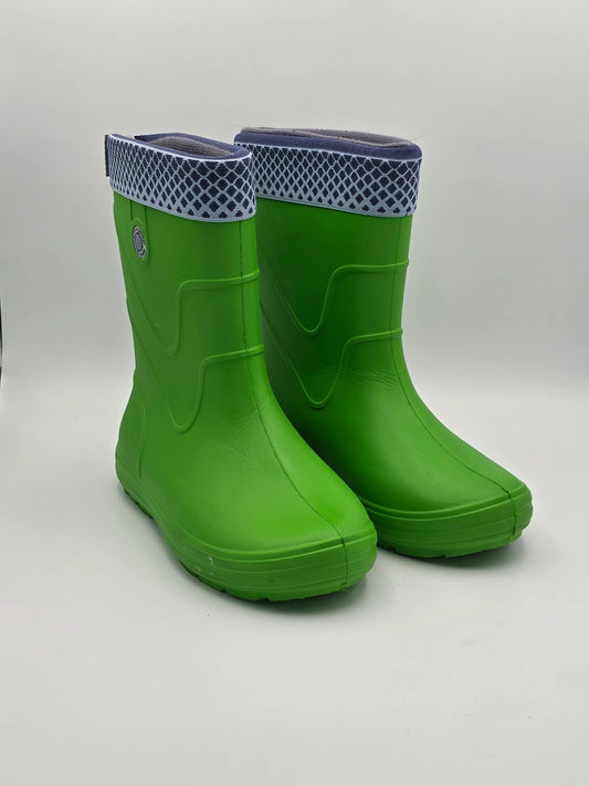 Grüne Gummistiefel mit blau-weißem Muster am Schaft, Schuhmode, nachhaltig, Kinder