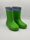 Grüne Gummistiefel mit blau-weißem Muster am Schaft, Schuhmode, nachhaltig, Kinder