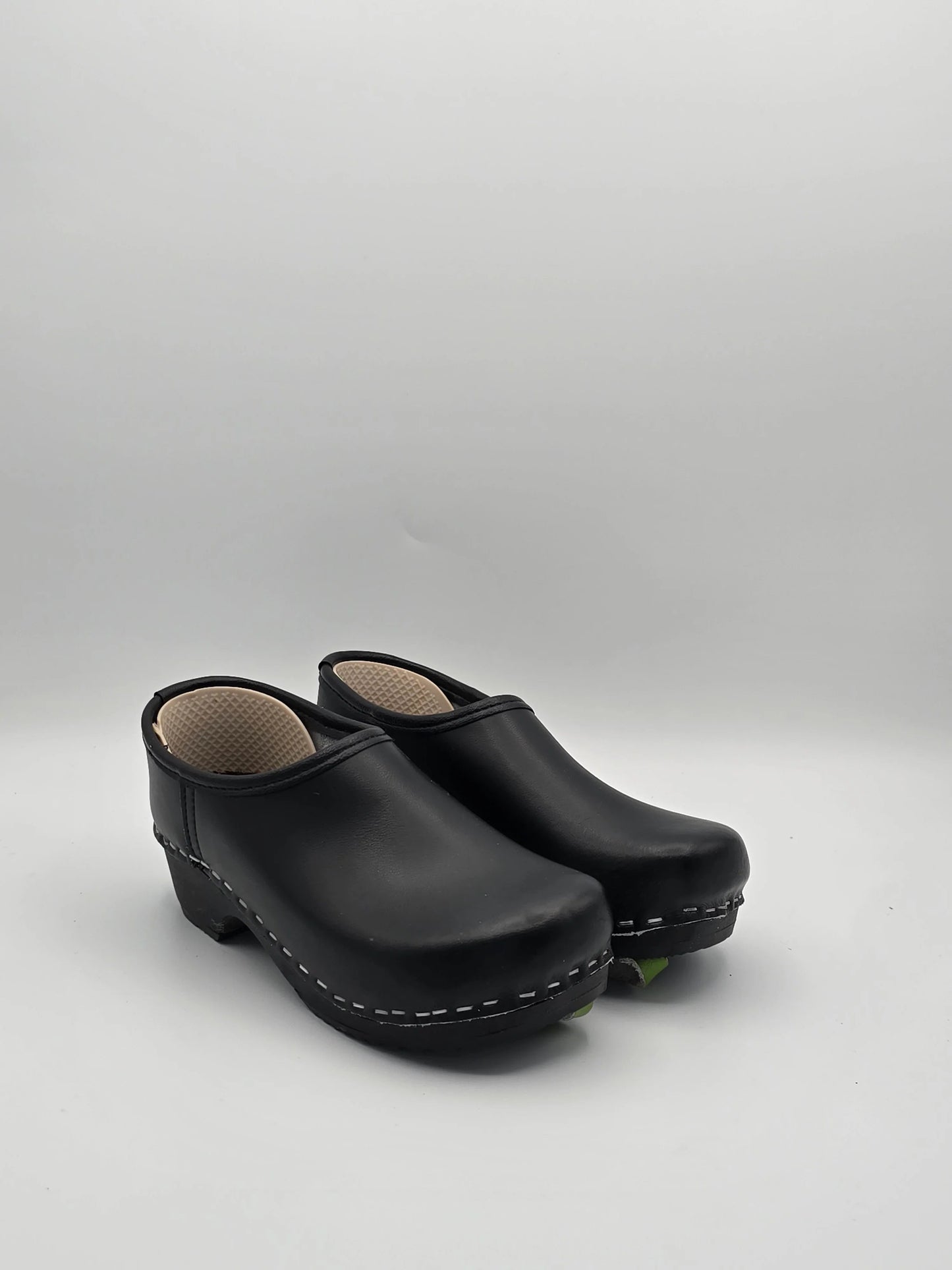 Schwarze Clogs aus Leder mit Holzsohle, nachhaltige Mode, schlichtes Design, Größe 30