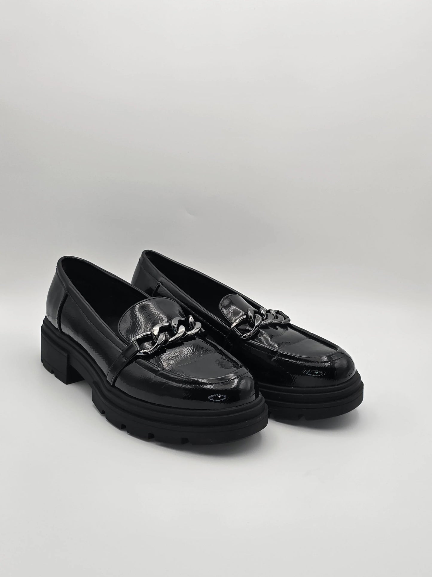 Schwarze Damen Loafer mit Kette, Chunky Sohle, modische nachhaltige Schuhe