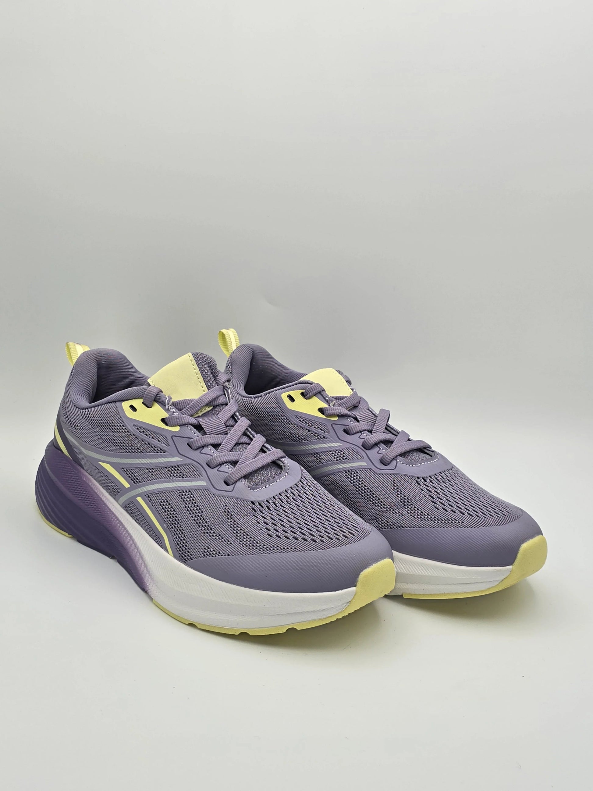 Lila Sneaker Damen mit gelben Akzenten und dicker weißer Sohle, modisch und sportlich