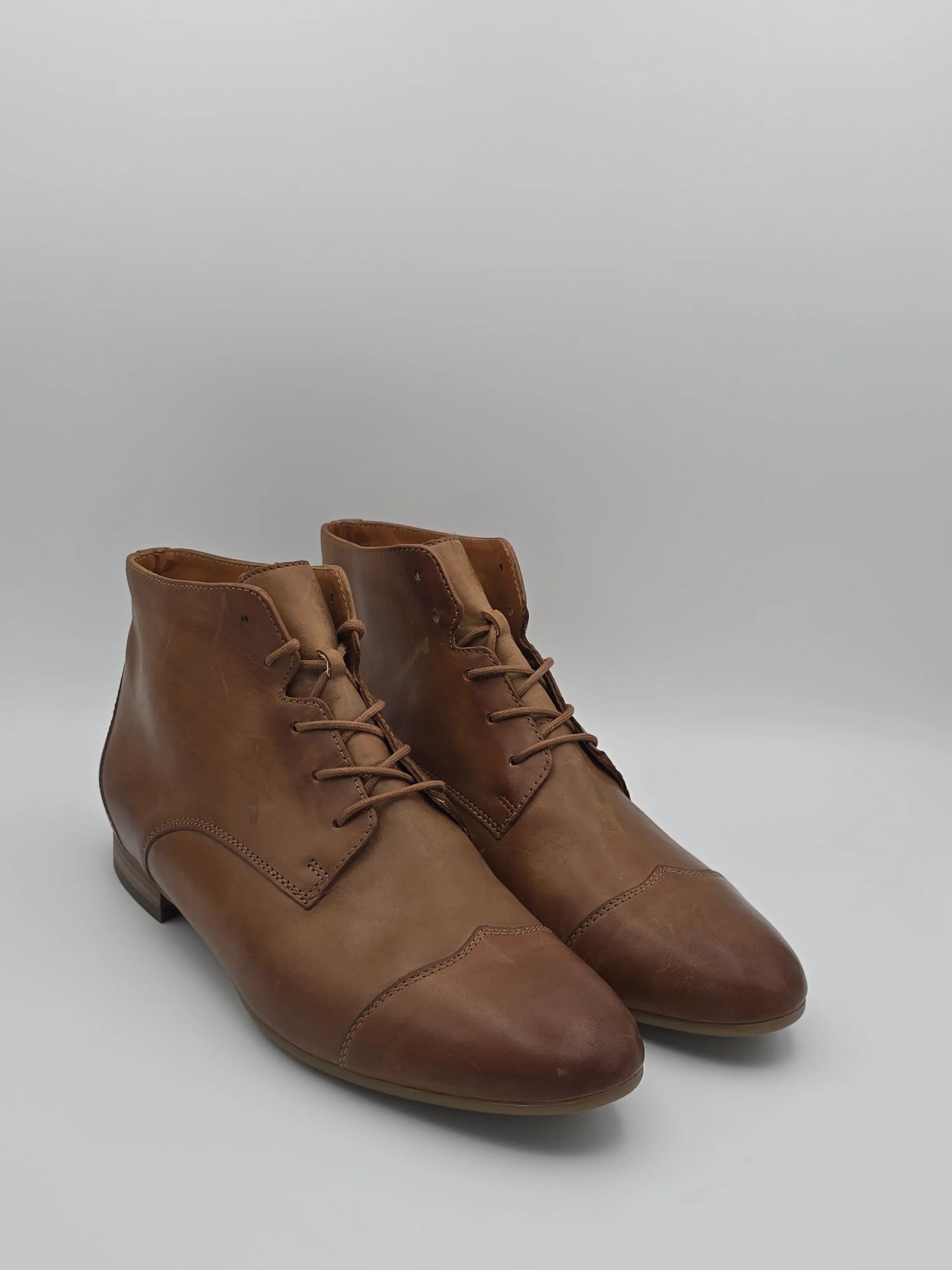 Braune Leder-Schnürschuhe für Damen, nachhaltige Mode auf weißem Hintergrund