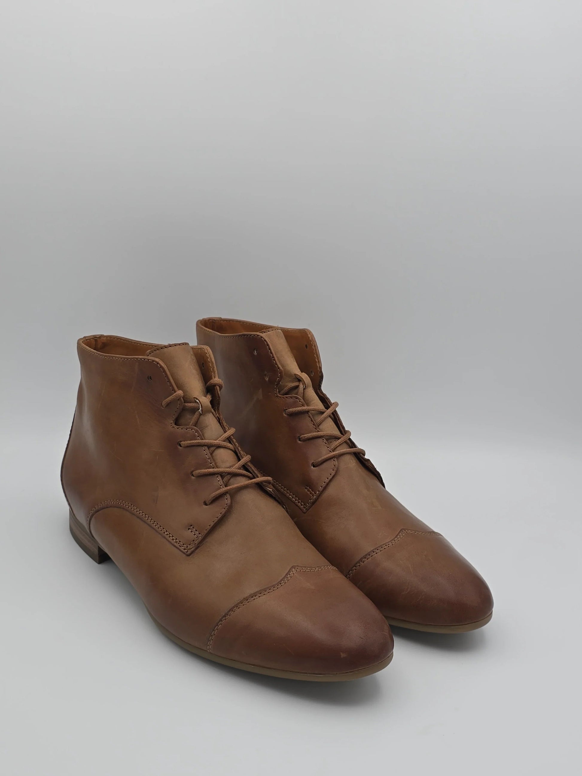Braune Leder-Schnürschuhe für Damen, nachhaltige Mode auf weißem Hintergrund